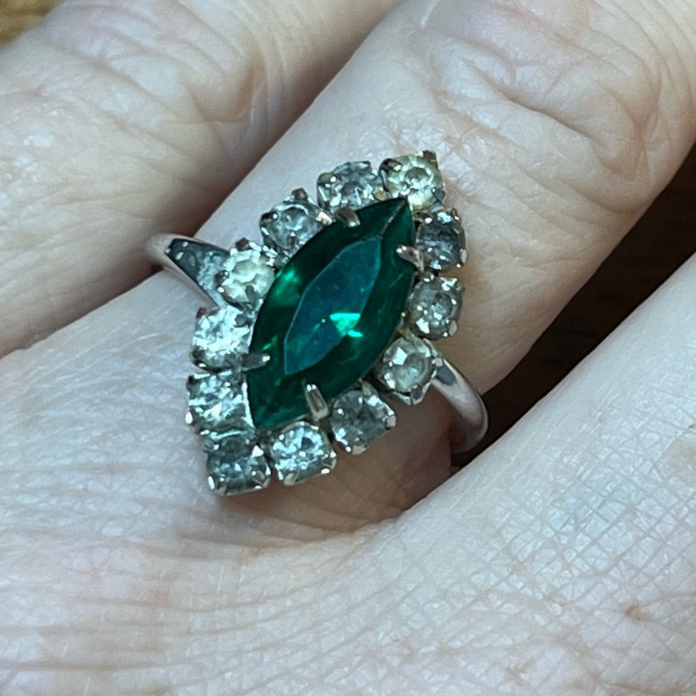 Costume ring emerald marquis